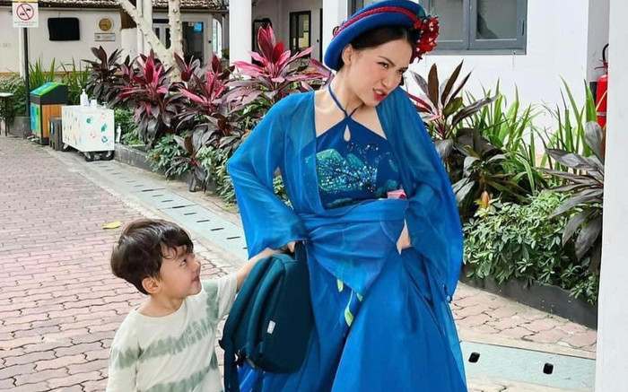 'Thị Mầu' Hoà Minzy đi đón con nhưng nó lạ lắm, quý tử ngơ ngác suýt không nhận ra mẹ Ảnh 2