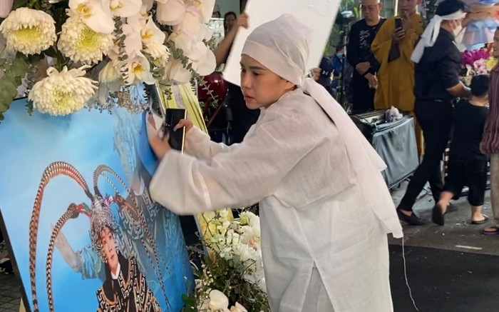 Tang lễ NSƯT Vũ Linh: NSƯT Ngọc Huyền được dìu tiễn biệt đàn anh, Bình Tinh nghẹn ngào lau di ảnh cha Ảnh 2
