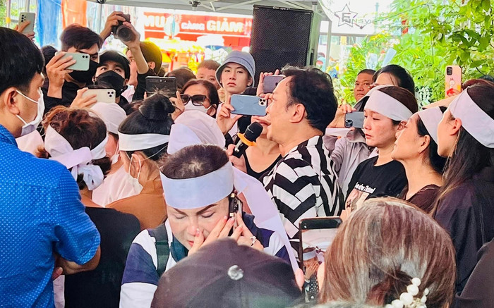 NSƯT Hữu Quốc nghẹn ngào đọc điếu văn tiễn biệt NSƯT Vũ Linh: Người nghệ sĩ của toàn dân, trăm năm có một Ảnh 2