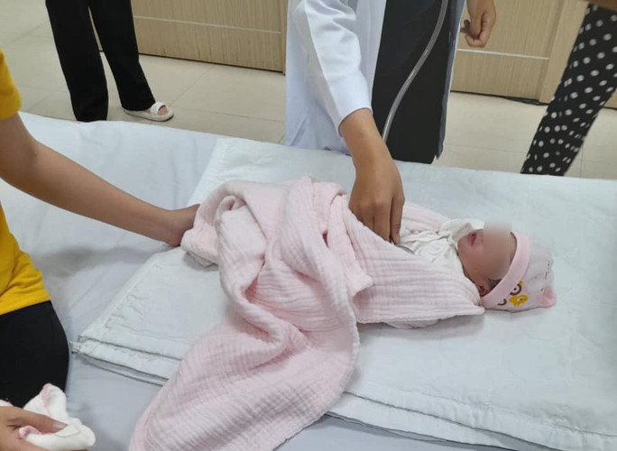 Bé gái sơ sinh bị vứt bỏ trong bao rác bịt kín, kiến bu khắp cơ thể và cái kết Ảnh 1
