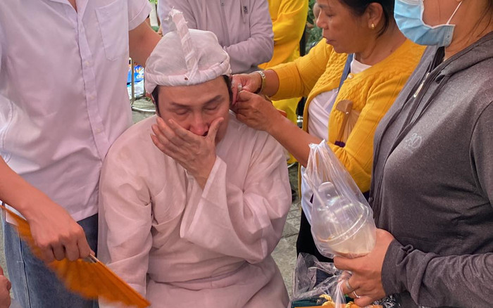 NSƯT Vũ Luân ngã quỵ trước giờ di quan trong tang lễ của NSƯT Vũ Linh Ảnh 2