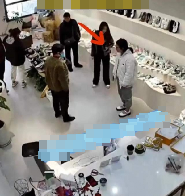 Đưa hết lương cho bố mẹ, cô gái 28 tuổi xin mua đôi giày trong nước mắt Ảnh 1