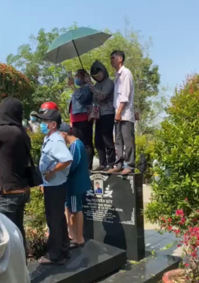 Dòng người khắp nơi đổ dồn về, bất chấp tìm mọi cách để chen vào gần chỗ hạ huyệt.
