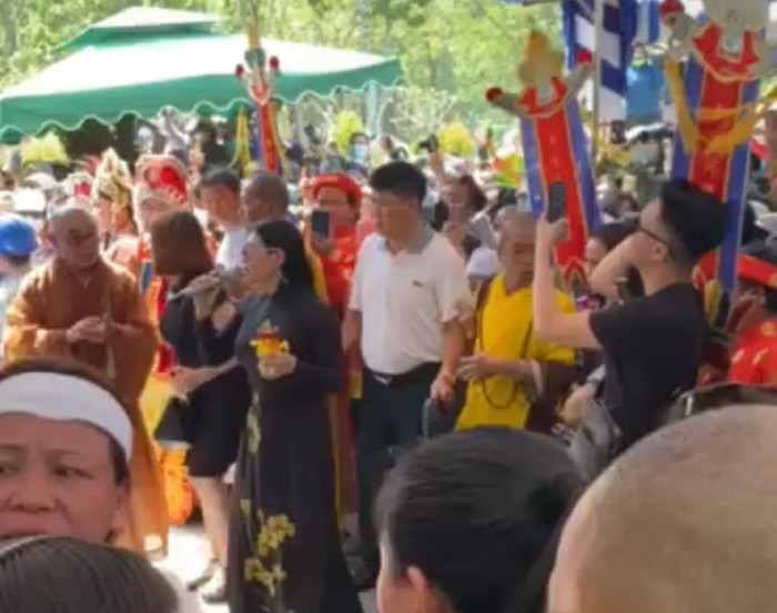 NSƯT Ngọc Huyền cầu xin khán giả: Nếu yêu thương NSƯT Vũ Linh hãy lui lại để việc chôn cất được suôn sẻ.