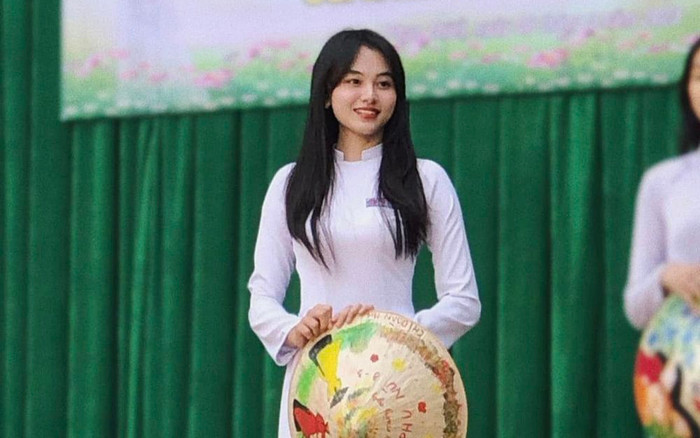 Dù bị chụp lén, nữ sinh vẫn chiếm trọn 'spotlight' dịp 8/3 năm nay bởi nhan sắc quá đỗi yêu kiều Ảnh 2