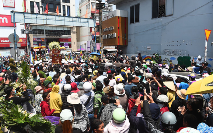 Clip: Kinh hoàng cảnh tượng hàng nghìn người hiếu kì xô đẩy, chen lấn tại nơi an táng NSƯT Vũ Linh Ảnh 2