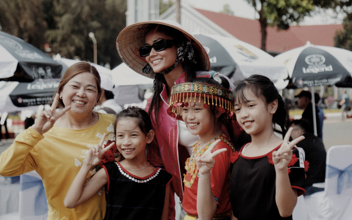 Hoa hậu H'Hen Niê đội nắng, phơi da để tổng duyệt 'Lễ hội đường phố' cùng hơn 2000 người Ảnh 2