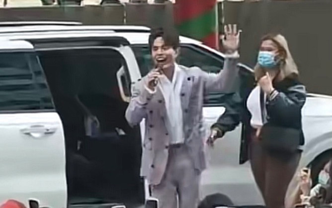 Đang đi diễn nhưng Lê Dương Bảo Lâm không quên 'cà khịa' HIEUTHUHAI Ảnh 2