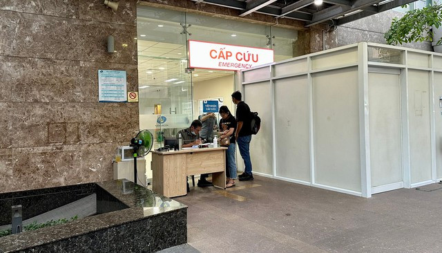 Phụ huynh tìm đến cổng cấp cứu Bệnh viện đa khoa quốc tế Nam Sài Gòn để xác minh thông tin. (Ảnh: Thanh Niên)