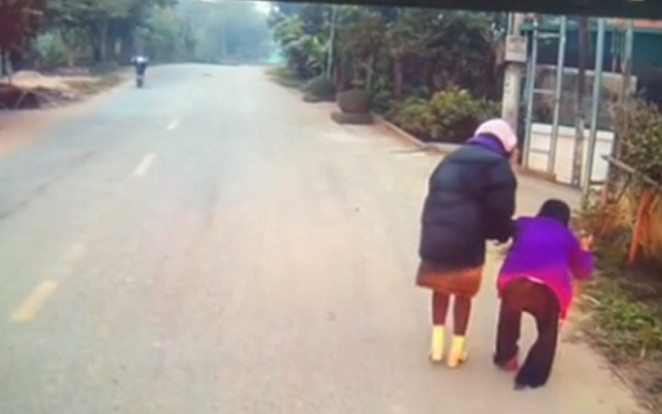 Cụ bà lưng còng chống gậy, chật vật đi qua đường và những tấm lòng tử tế phía sau gây 'bão' MXH Ảnh 2