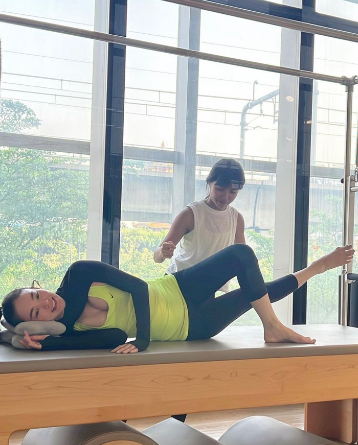Bên cạnh việc ăn, ngủ để giữ gìn sức khoẻ. Cô nàng còn tích cực tham gia tập luyện Pilates.
