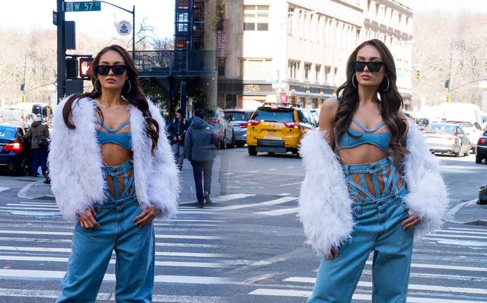 Đương kim Miss Universe khoe dáng trên đường phố New York: Đứng một mình vẫn tỏa sáng Ảnh 2