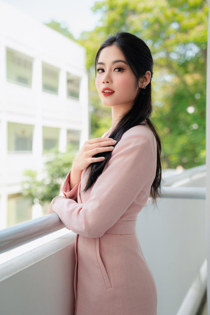 Ngắm nhìn nhan sắc của Top 20 Miss HUTECH 2023 trước thềm Chung kết Ảnh 24