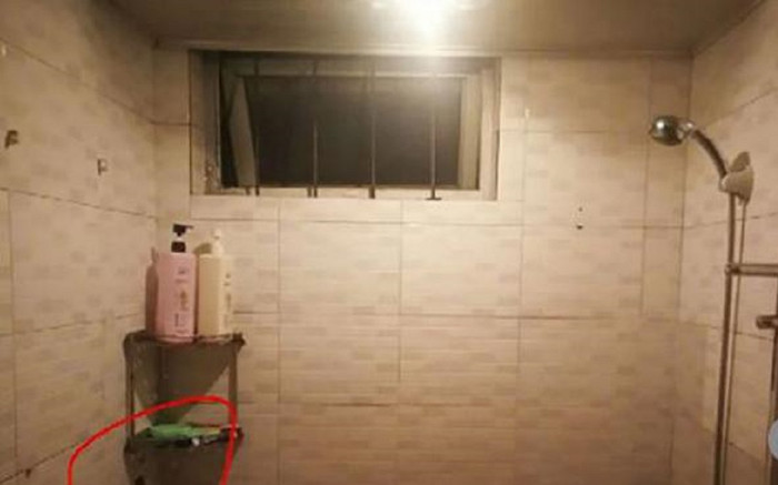 Gã đàn ông khoan tường để nhìn trộm phòng tắm hàng xóm, khổ chủ kể lại nhiều tình tiết gây phẫn nộ hơn Ảnh 2