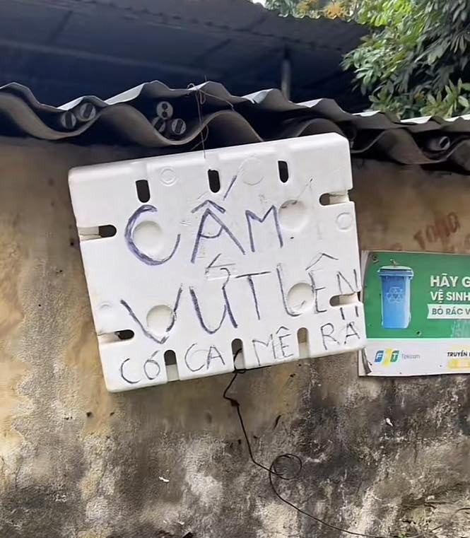 Tấm bảng cấm vứt rác kèm lời 'đe dọa' có camera