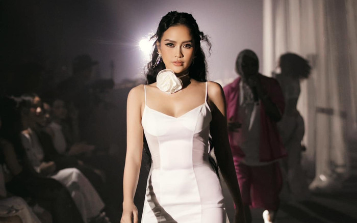 Hoa hậu Ngọc Châu 'walk sập sàn' tại show của Thảo Nhi Lê: Body 'chặt chém' khó ai đọ lại được Ảnh 2