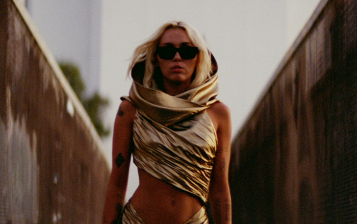 Hậu thành công vang dội với Flowers, Miley Cyrus chính thức ra mắt 'bom tấn' Endless Summer Vacation Ảnh 2