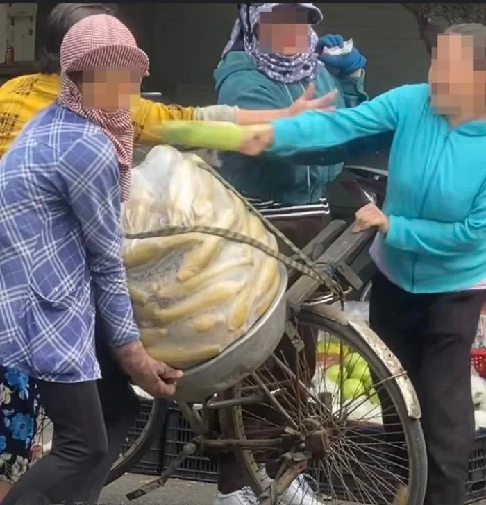 Đánh liên tục vào mặt và đầu bà cụ bán bắp gây phẫn nộ, người phụ nữ nhận cái kết đắng Ảnh 3