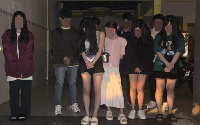 Khách và nhân viên 'làm bậy' trong quán bar không phép Ảnh 2