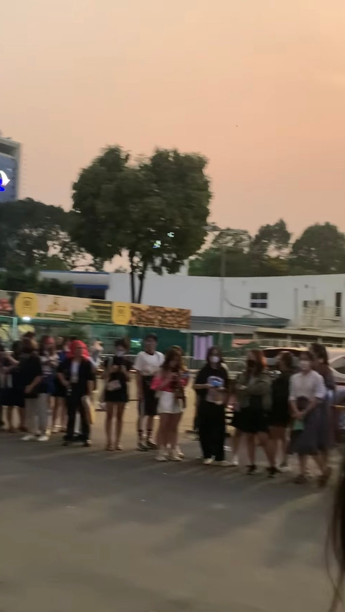 Trước đó các khán giả đều phải 'tranh đấu' mới có thể săn được vé để theo dõi những màn trình diễn của nhóm nhạc Super Junior tại Việt Nam (Ảnh: Đào Tâm)