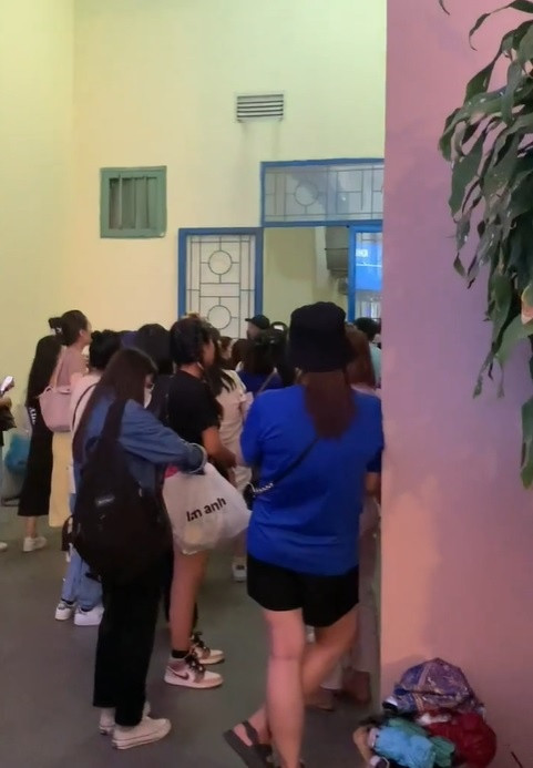 Nhiều khán giả bày tỏ sự chán chường, hoang mang dù Super Junior đã biểu diễn tới ba ca khúc vẫn chưa được vào sân vận động (Ảnh: Đào Tâm)