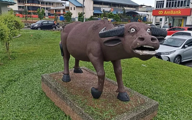 Tượng trâu gây sốt với biểu cảm mắt trợn tròn, gương mặt đầy thảng thốt Ảnh 2