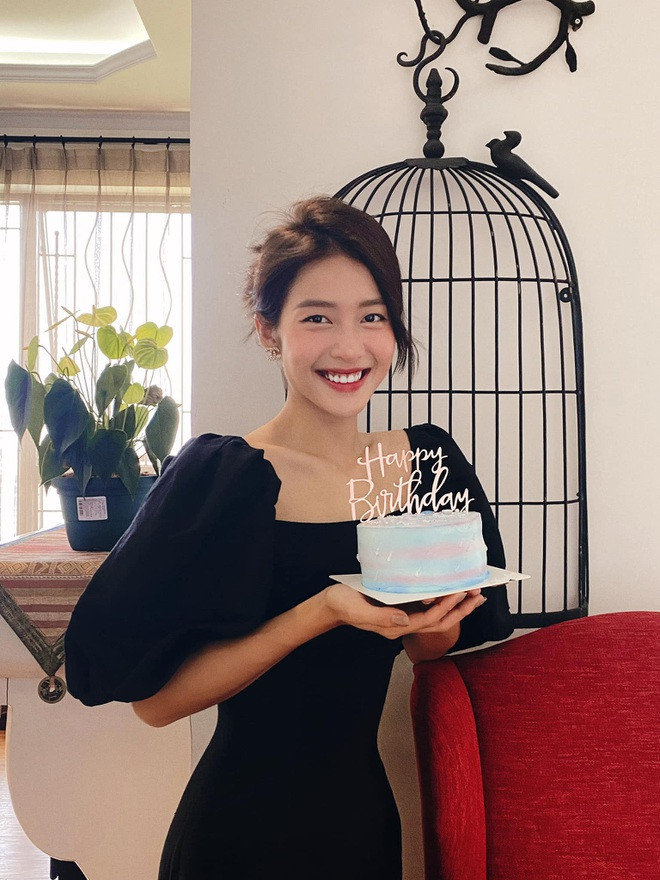 Tại thời điểm mới xuất viện, Khả Ngân vẫn giữ tinh thần lạc quan và nở nụ cười đầy rạng rỡ