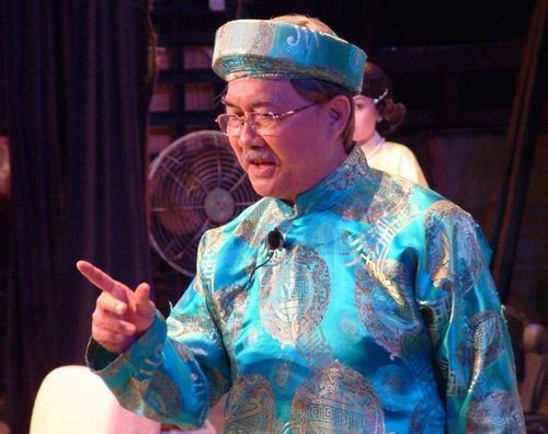 Cuộc đời của ông gắn liền với sân khấu ngay từ những ngày còn nhỏ.