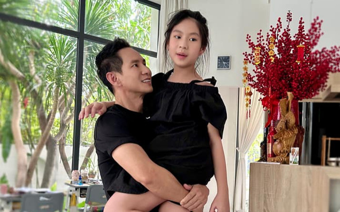 Lý Hải khoe ảnh bồng bế con gái, dân tình chỉ ra chi tiết dự đoán nhóc tỳ sẽ thành hoa hậu tương lai Ảnh 2