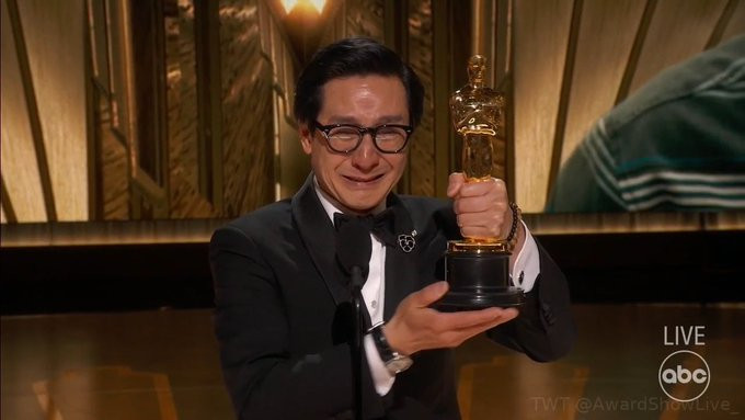 Diễn viên gốc Việt - Quan Kế Huy khóc nghẹn khi thắng Oscar 2023 Ảnh 1