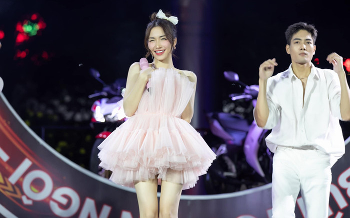 Hòa Minzy bất ngờ bị khán giả nhận xét nhan sắc lúc chạy show khác hẳn với trên mạng xã hội Ảnh 2