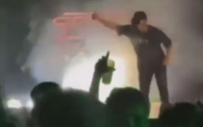 Nam nghệ sĩ trẻ qua đời khi đang hát trên sân khấu khiến khán giả hoảng loạn Ảnh 2