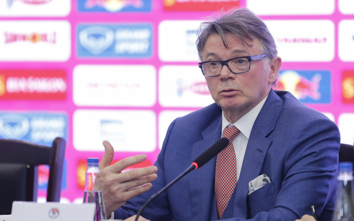 HLV Troussier và thông điệp 'đừng để ai nói bạn đã hết thời' Ảnh 2