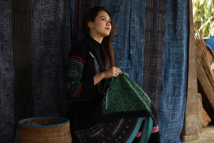 Hoa hậu Kỳ Duyên ghé 'nàng thơ' Lao Chải (Sa Pa): Khi kẻ 'tay mơ' vượt đèo núi, cắp sách theo học nghệ Ảnh 7