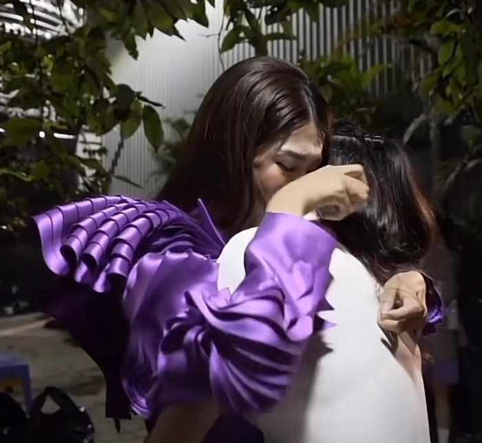 Việc phải liên tiếp chia tay thí sinh của đội mình có lẽ là cú sốc lớn đối với người đẹp sinh năm 1994. 