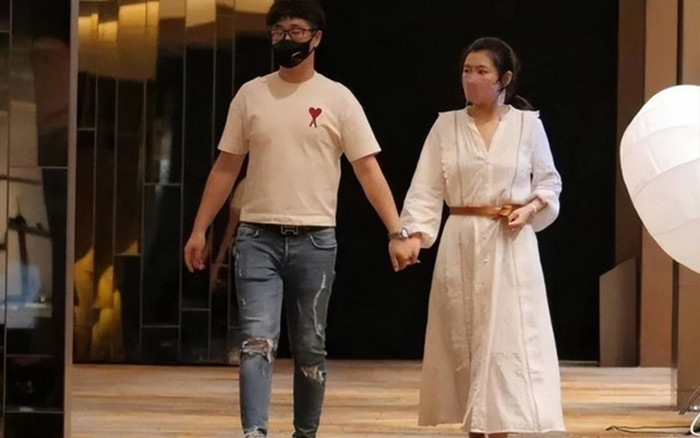 Nữ ca sĩ nổi tiếng bất ngờ thông báo mang thai con đầu lòng với bạn trai kém 7 tuổi Ảnh 2