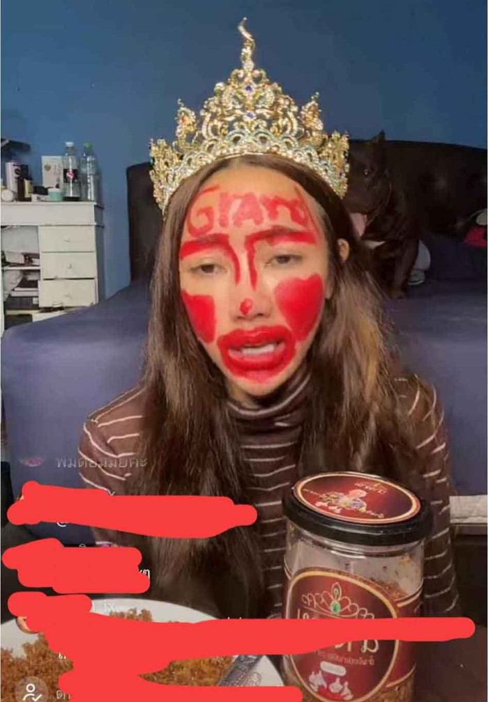 Để thu hút khán giả đến xem livestream và chốt đơn, một nàng hậu cấp tỉnh đã không ngần ngại vẽ mặt thành 1 chú hề và không quên viết chữ 'Grand' lên trên trán.