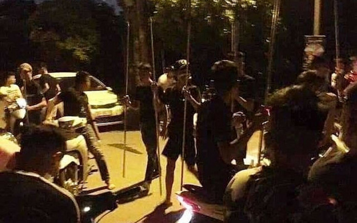 Cầm hung khí vít ga ra oai giữa phố Hà Nội, nhóm 'dân chơi' nhận cái kết đắng Ảnh 2