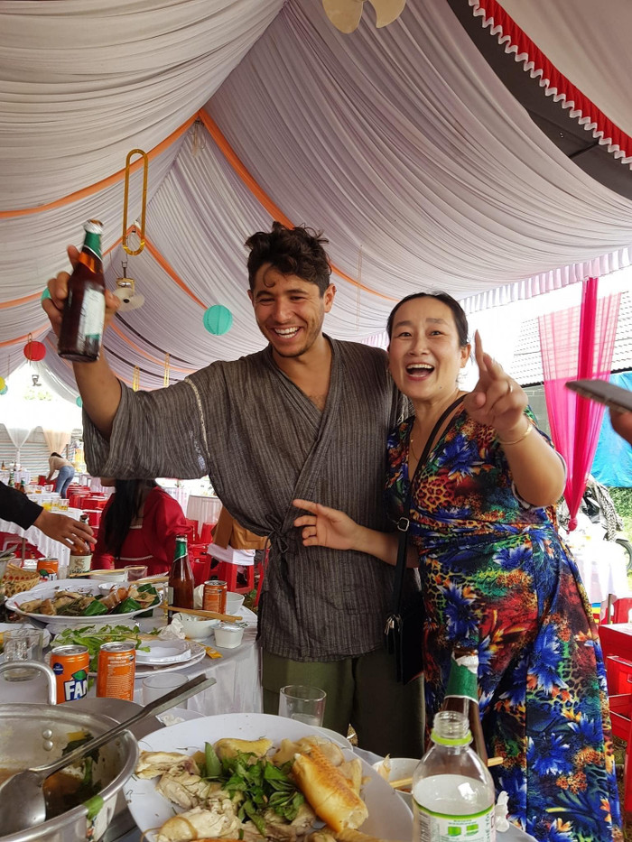 Các chàng trai tây đi du lịch thấy đám cưới liền vào chung vui, bà con tiếp đón nồng nhiệt dù đây là những vị khách 'không mời mà đến'