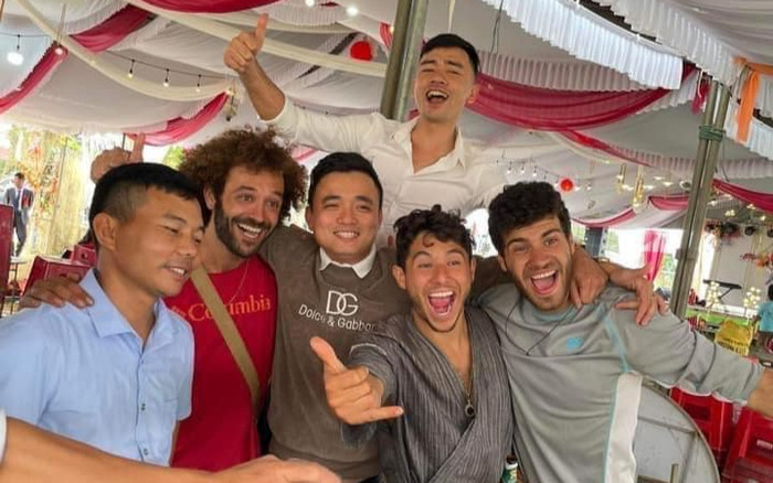 Đi du lịch Quảng Trị thấy đám cưới, 3 chàng trai tây ghé vào 'quẩy' hết mình chẳng khác nào người nhà Ảnh 2