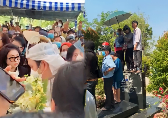Nhiều hình ảnh phản cảm xuất hiện trong lễ đưa tang cố NSƯT Vũ Linh gây xôn xao dư luận.