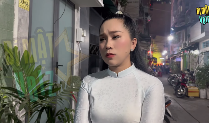 Ca sĩ Hồng Phượng lên tiếng chia sẻ về những ồn ào trong lễ tang của cậu ruột. (Ảnh chụp màn hình Bí mật Vbiz).