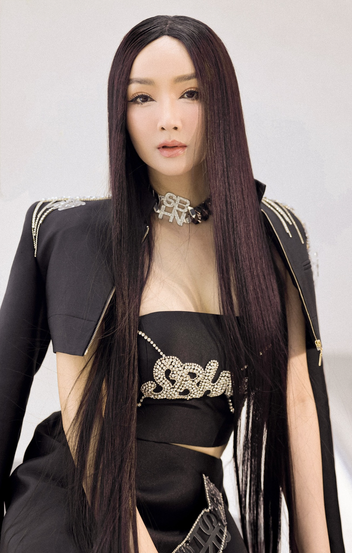 Tạo hình của Hoa hậu 'độc nhất vô nhị' tại Việt Nam đã làm nhiều netizen phải thắc mắc rằng cô đã sử dụng mỹ phẩm gì mà có thể trẻ lâu đến mức như thế? 