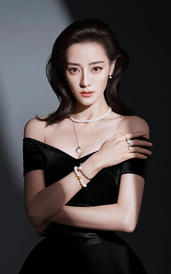 Nhan sắc Địch Lệ Nhiệt Ba khiến người hâm mộ phải 'điêu đứng'.