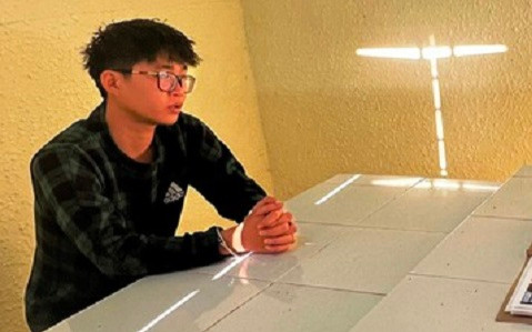 Chở theo bạn gái nhưng bất ngờ bị chặn đầu xe, nam thanh niên làm chuyện nông nổi Ảnh 2