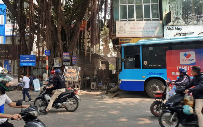 Đang trong quán bún chả ở Hà Nội, 2 người bất ngờ bị xe buýt lao trúng bị thương nặng phải nhập viện khẩn Ảnh 2