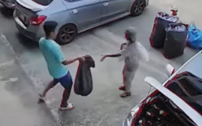 Nam thanh niên gọi 2 mẹ con người phụ nữ nhặt ve chai đến và tặng cả 'gia tài' gây xúc động Ảnh 2