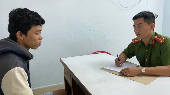 Đối tượng Bình tại cơ quan công an. (Ảnh: PLO) 