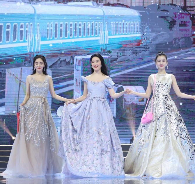 Dàn tiểu hoa sau 85 như Dương Mịch, Lưu Diệc Phi, Angelababy đều sẽ xuất hiện tại Đêm hội Weibo.