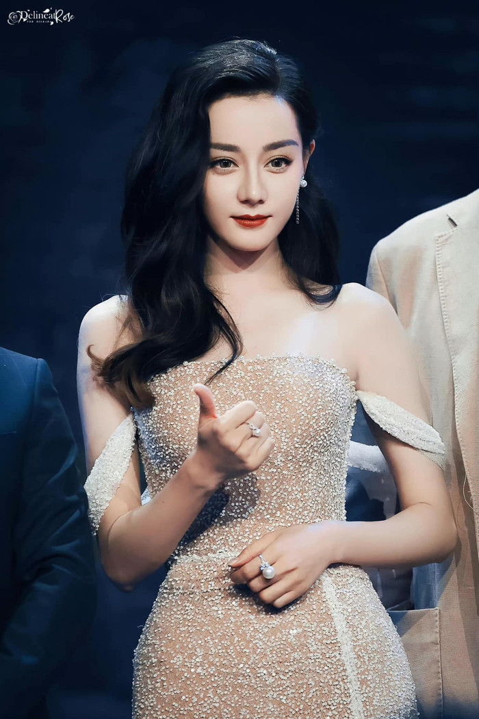 Địch Lệ Nhiệt Ba sẽ hội ngộ Dương Mịch sau một năm đầy sóng gió.